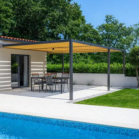 Luxurioese, Ruhige Lakora Mit Pool Holiday home Radmani