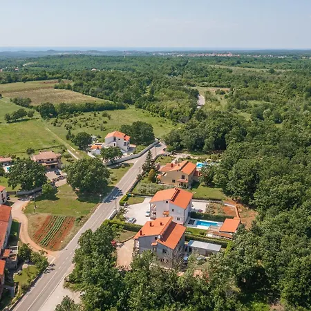 Luxurioese, Ruhige Lakora Mit Pool Holiday home