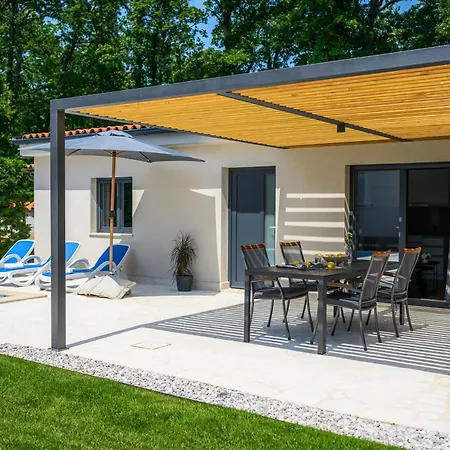 Luxurioese, Ruhige Lakora Mit Pool Holiday home