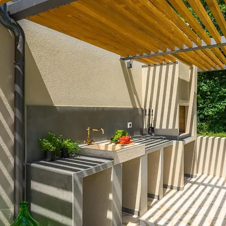 Holiday home Luxurioese, Ruhige Lakora Mit Pool