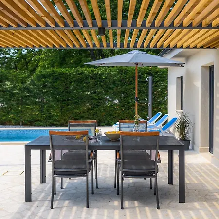 Luxurioese, Ruhige Lakora Mit Pool Holiday home