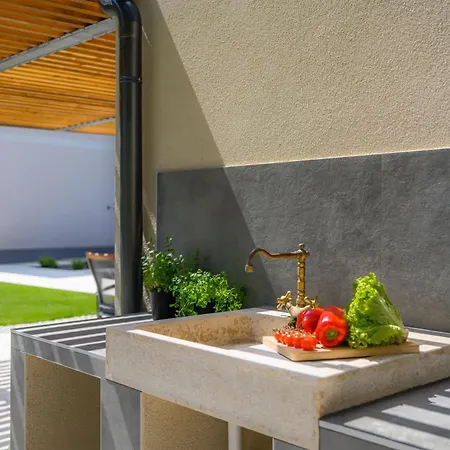 Luxurioese, Ruhige Lakora Mit Pool Radmani