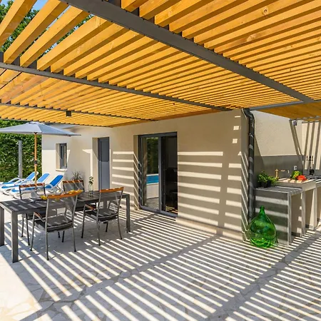 Holiday home Luxurioese, Ruhige Lakora Mit Pool